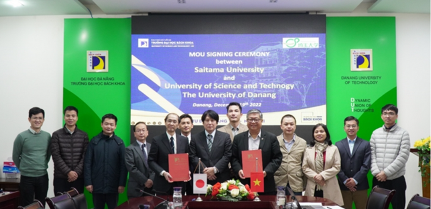 Commemorative photo (From center left) Prof. Shigehara/Dean of Faculty of Engineering, SU, Mr. Yakabe/Japanese Consul General in Da Nang, Vietnam, Assoc. Prof. Binh/Rector of DUT 