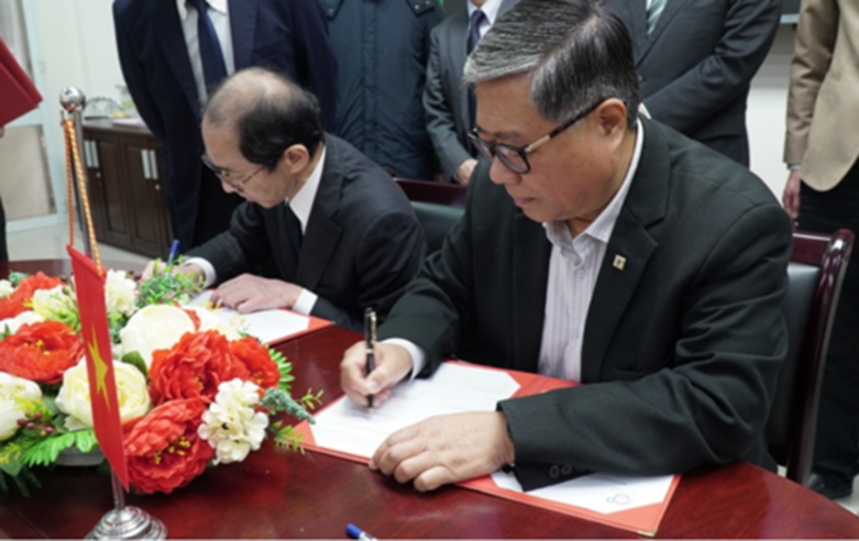 Prof. Shigehara/Dean of Faculty of Engineering, SU (left) and Assoc. Prof. Binh/Rector of DUT (right) are signing the MOU.