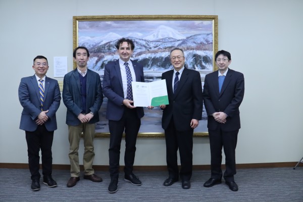 From the left, Assistant Provost Jun (UCR), Vice President Ichihashi (SU),  Vice Provost Princevac (UCR), President Sakai (SU), Director Hasegawa (SU)